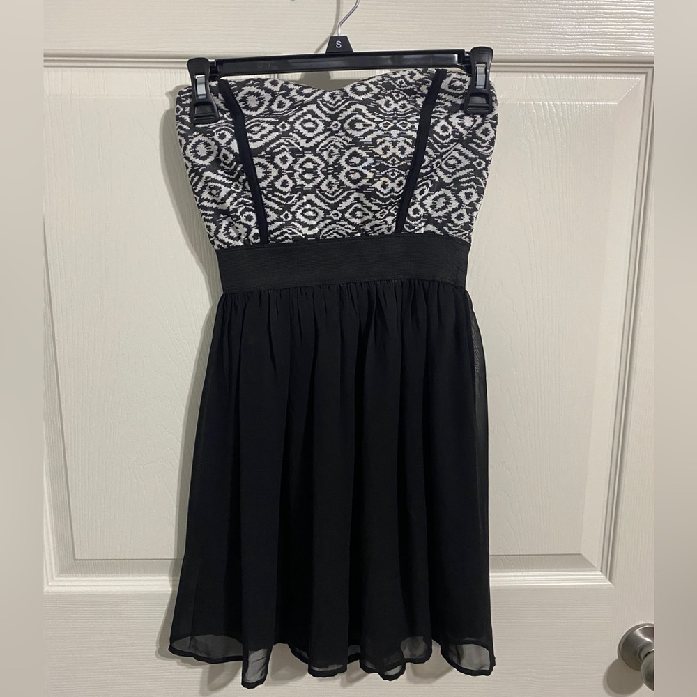 Super cute strapless dress.  Excellent condition size Small